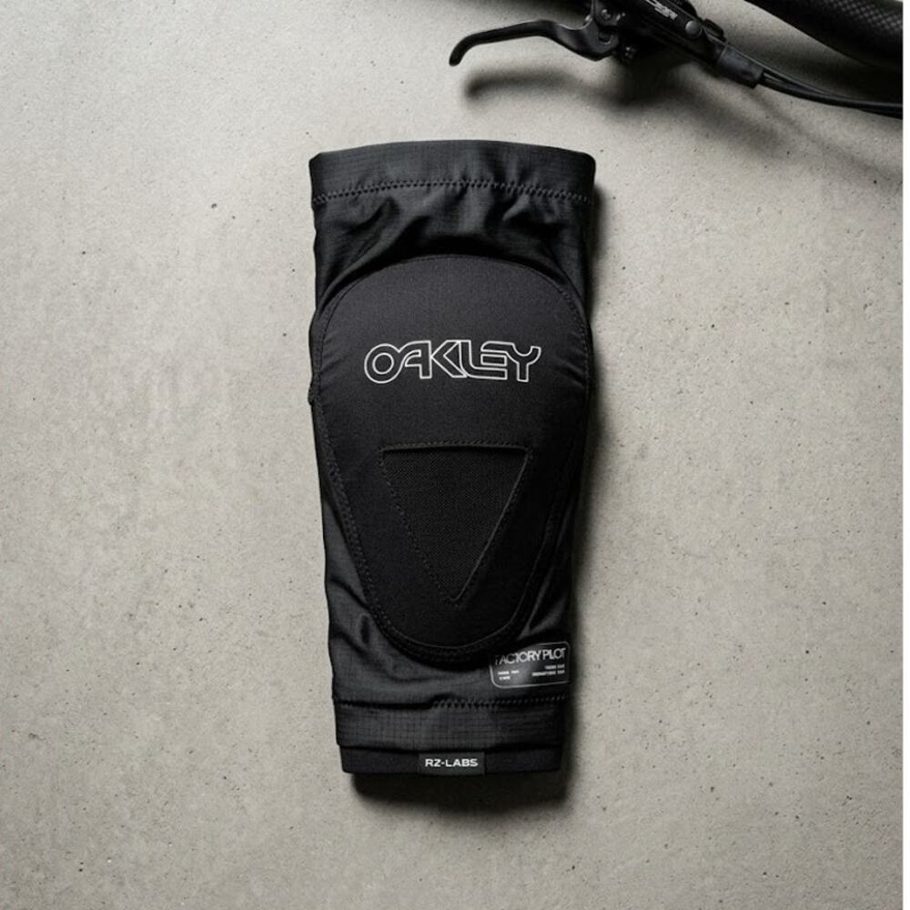 DEADSTOCK NWT Oakley All Mountain RZ-Labs Elbow Guards M/L Blackout